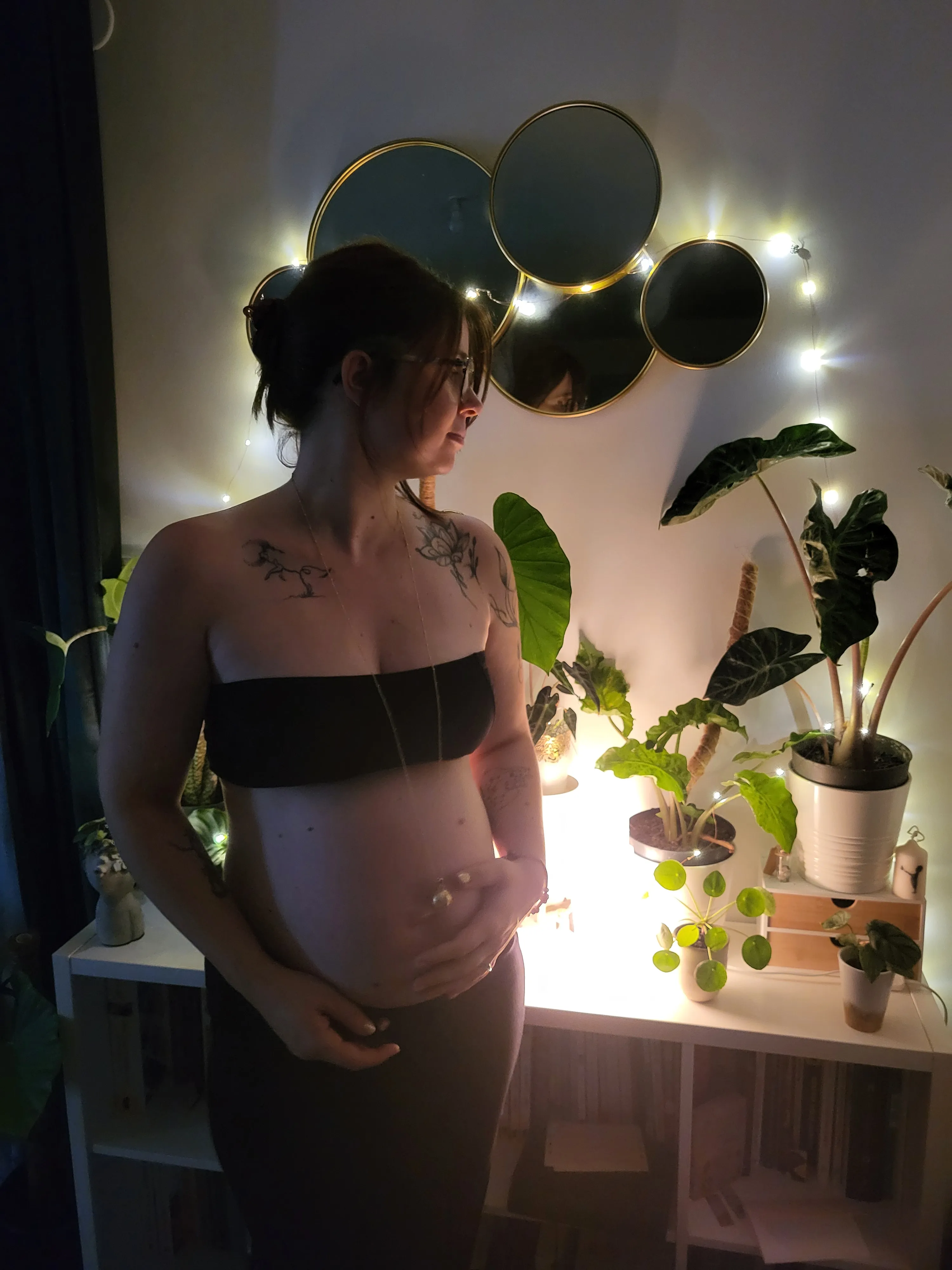 Adelyne enceinte dans une ambiance chaleureuse